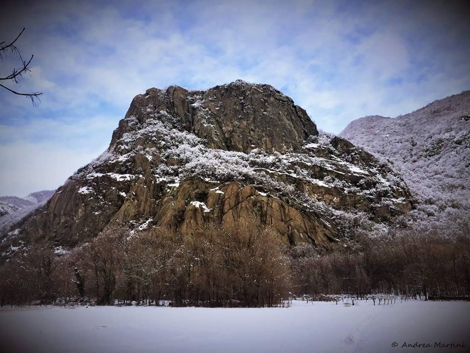 Non avremo Ayers Rock come in Australia, ma anche Rocca Bianca di Caprie con la neve ha il suo bell'impatto